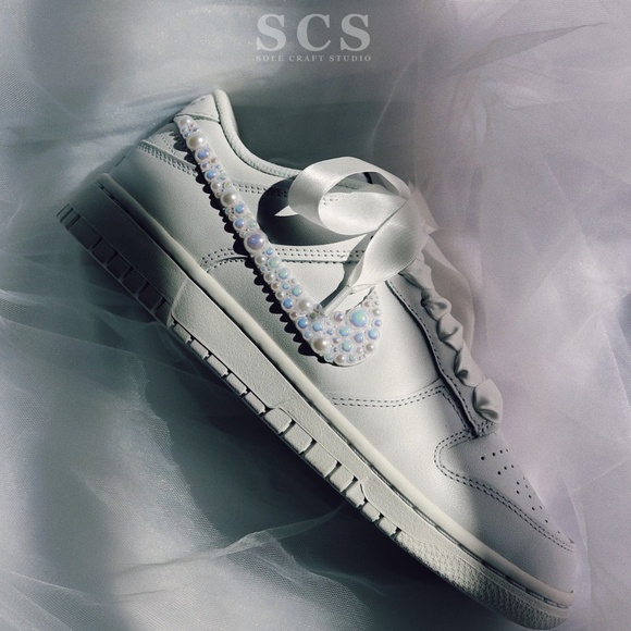 Personalized Wedding Sneakers for the Bride - Nike Dunk Low - Picture 1 of 8